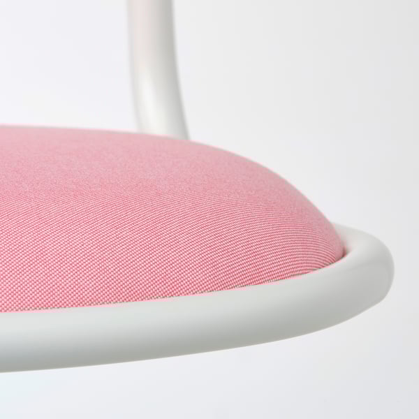 Nahaufnahme eines rosa Schaumstoffstuhlsitzes, der seine hochwertige Textur und Haltbarkeit zeigt.