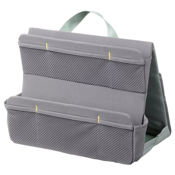 Arbeitszimmer-Organizer aus grauem Mesh mit Griff, Taschen und Fächern für Büromaterial und -geräte.