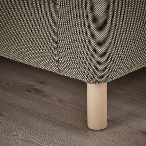 Ein modernes Sofa mit dunklem, strukturiertem Bezug und hellen Holzbeinen.