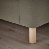 Ein modernes Sofa mit dunklem, strukturiertem Bezug und hellen Holzbeinen.