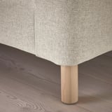 Modernes Sofa mit schlankem Design, leichtem Stoff und robusten Holzbeinen.