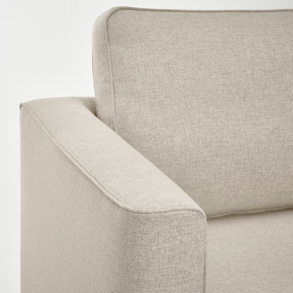 Beigefarbenes Sofa in Nahaufnahme mit weichen Kissen und klaren Linien, die Komfort und Qualität suggerieren.