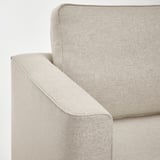 Beigefarbenes Sofa in Nahaufnahme mit weichen Kissen und klaren Linien, die Komfort und Qualität suggerieren.