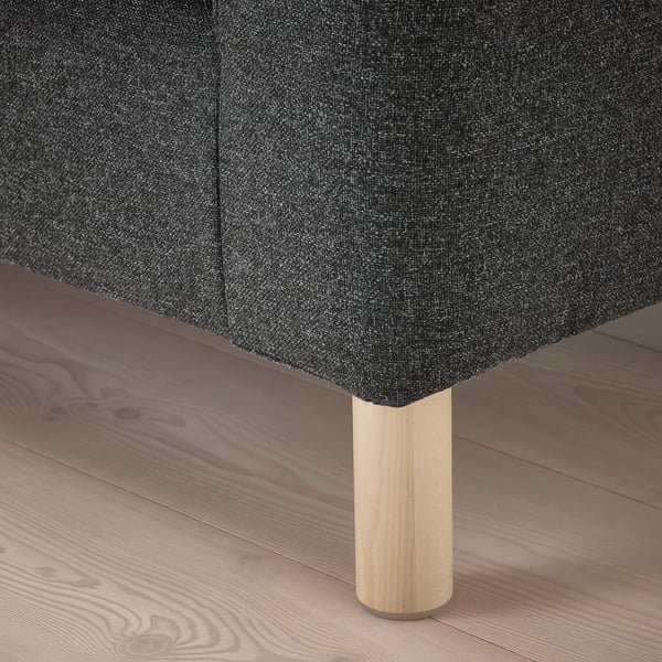 Raffinierte Sofaecke mit robusten, hellen Holzbeinen, bezogen mit glattem, dunkelgrauem Stoff; strahlt Komfort und Eleganz aus.