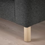 Raffinierte Sofaecke mit robusten, hellen Holzbeinen, bezogen mit glattem, dunkelgrauem Stoff; strahlt Komfort und Eleganz aus.