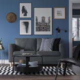Modernes Wohnzimmer mit grauem PÄRUP-Sofa, Galeriewand und Schwarz-Weiß-Dekor.