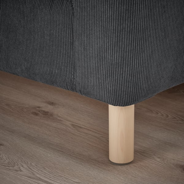 Nahaufnahme eines modernen Sofabeins. Schlankes Design, robustes Holz, ergänzt stilvolle Wohnkultur.