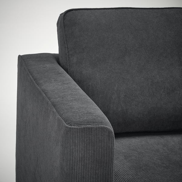 Detail des dunkelgrauen Sofas; glatter, breiter Cordstoff; Klare Linien, bequeme Kissen.
