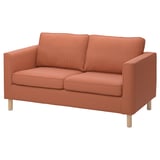 Dieses Bild ist ein PÄRUP Zweisitzer-Sofa in Rostorange mit Holzbeinen, einem schlanken Design und weichen Kissen für mehr Komfort.