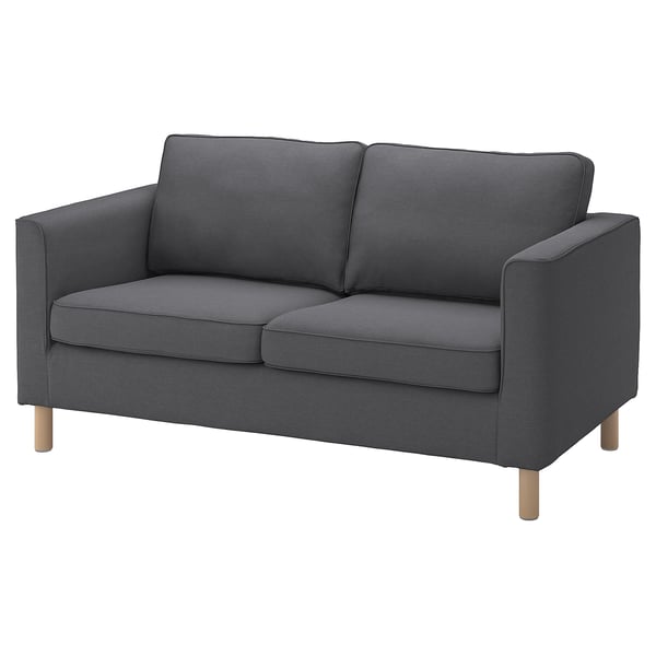 Dieses Bild zeigt ein stilvolles graues PÄRUP Sofa mit Holzbeinen. Es hat ein schlankes Design, eine hohe Rückenlehne und zwei Kissen für mehr Komfort.