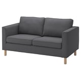 Dieses Bild zeigt ein stilvolles graues PÄRUP Sofa mit Holzbeinen. Es hat ein schlankes Design, eine hohe Rückenlehne und zwei Kissen für mehr Komfort.
