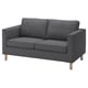 Option: Dieses Bild zeigt ein stilvolles graues PÄRUP Sofa mit Holzbeinen. Es hat ein schlankes Design, eine hohe Rückenlehne und zwei Kissen für mehr Komfort.