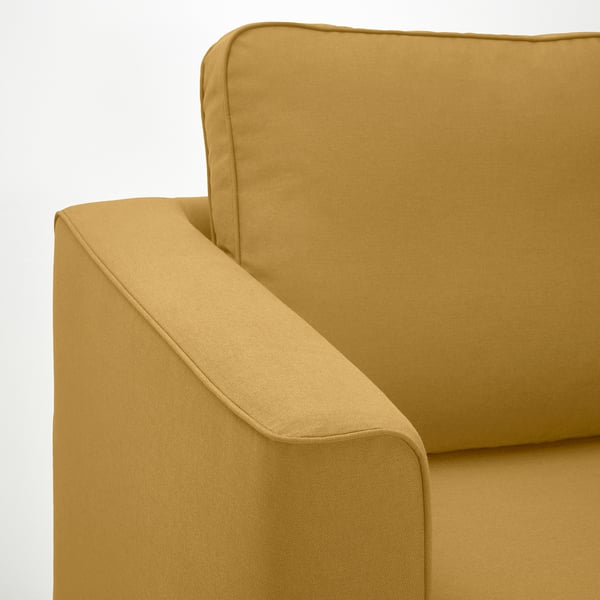 Modernes senffarbenes Sofa, klare Linien, weiche Kissen, einladender Komfort.