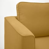 Modernes senffarbenes Sofa, klare Linien, weiche Kissen, einladender Komfort.