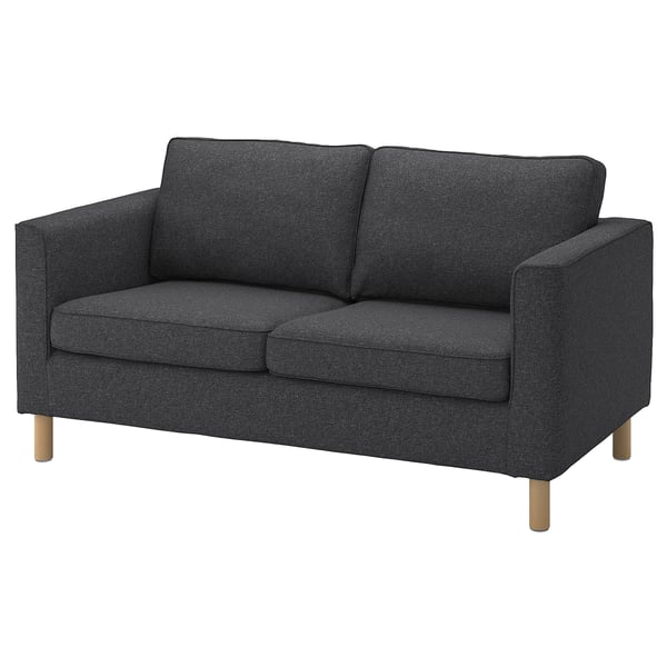 Ein moderner grauer PÄRUP-Zweisitzer mit wollähnlicher Haptik, mit zwei Kissen, hellen Holzbeinen und einem schlichten, eleganten Design.