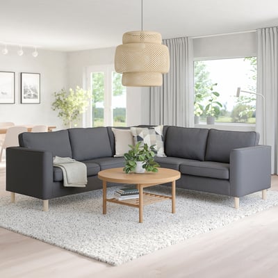 Modernes Wohnzimmer: PÄRUP graues L-förmiges Sofa, Couchtisch aus Holz, großes Fenster, helles Dekor.