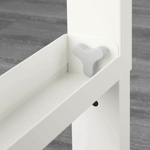 Nahaufnahme einer schlanken, neu zusammengebauten weißen Schublade mit einem modernen, hellgrauen Griff.