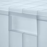 Transparente Aufbewahrungsbox aus Kunststoff mit Deckel und Innenfächern. Hochwertiges, halbtransparentes Material, klare Linien.