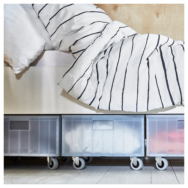 Eine durchsichtige Aufbewahrungsbox aus Kunststoff mit Rädern, ideal zum Organisieren von Gegenständen, hergestellt aus recyceltem Kunststoff, mit einem Deckel, der fest an Ort und Stelle sitzt.
