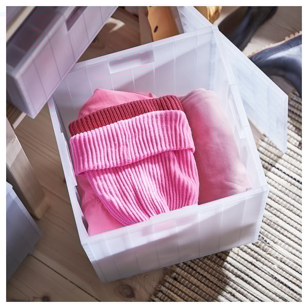 Transparente Aufbewahrungsbox aus Kunststoff mit rosa gefalteter Kleidung, Rollen, recyceltem Material.