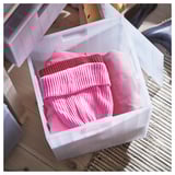Transparente Aufbewahrungsbox aus Kunststoff mit rosa gefalteter Kleidung, Rollen, recyceltem Material.