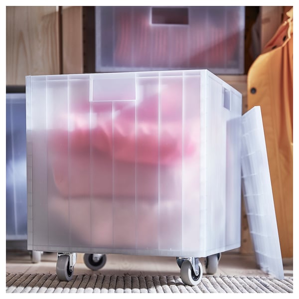 Durchsichtige Aufbewahrungsbox aus Kunststoff auf Rädern mit teilweise transparentem Deckel. Perfekt zum Organisieren von Gegenständen und leicht zu bewegen.