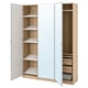 Option: Ein PAX-Kleiderschrank aus hellem Holz mit Spiegeln und Metallböden. Es ist hoch, schmal und mit Regalen und Schubladen organisiert.