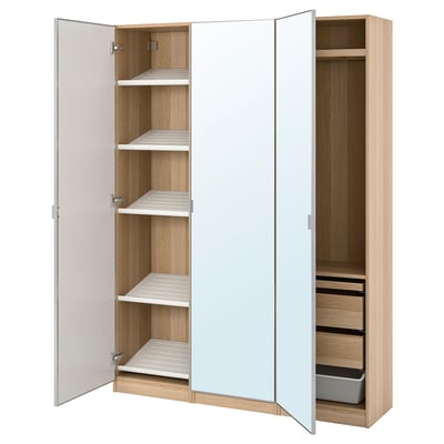 Ein PAX-Kleiderschrank aus hellem Holz mit Spiegeln und Metallböden. Es ist hoch, schmal und mit Regalen und Schubladen organisiert.