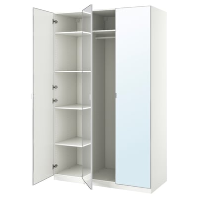 Ein offener weißer IKEA PAX-Kleiderschrank mit verspiegelten Türen, die die internen Staufächer zur Geltung bringen.
