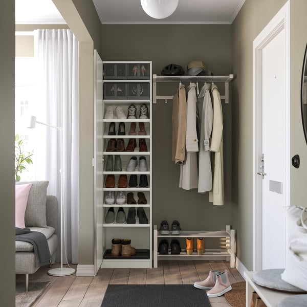 Organisierter Kleiderschrank mit Schuhregalen, hängender Kleidung und Regalen. Die Tür schließt sanft mit Dämpfern.