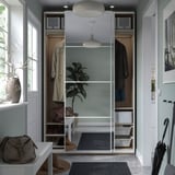 Moderner Eingangsbereich mit offenem Kleiderschrank mit Spiegeltüren, grün gestrichenem Interieur, hängenden Mänteln, Hängepflanze und Bank.