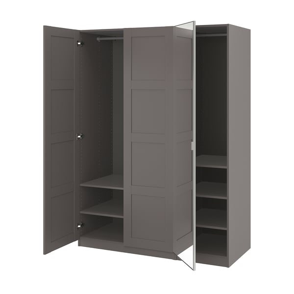 Ein offener grauer IKEA PAX Kleiderschrank mit mehreren Fächern und Regalen.