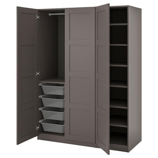 Ein offener grauer PAX-Kleiderschrank mit Netzkörben und Regalen.