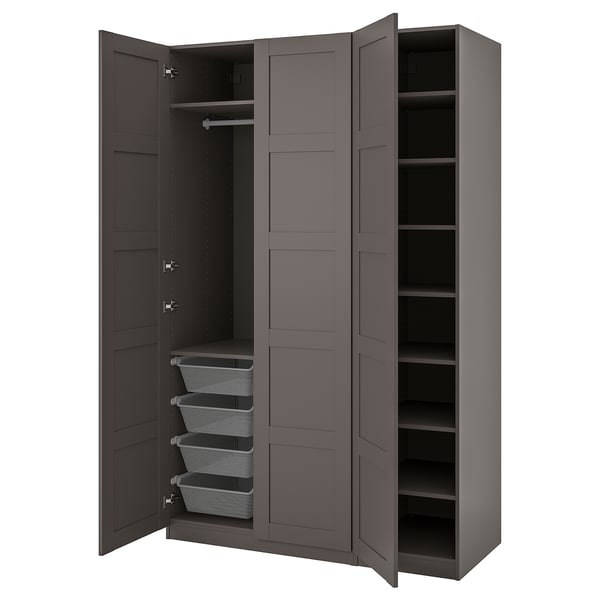 Ein grauer Ikea PAX-Kleiderschrank, offen, mit freizügigen Regalen und Netzkörben.