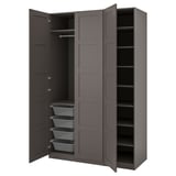 Ein grauer Ikea PAX-Kleiderschrank, offen, mit freizügigen Regalen und Netzkörben.