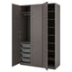 Option: Ein grauer Ikea PAX-Kleiderschrank, offen, mit freizügigen Regalen und Netzkörben.