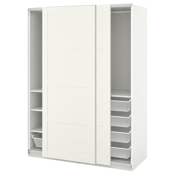 Ein ikea PAX Kleiderschrank in Weiß mit offenen Schiebetüren, freibaren Regalen und Netzschubladen im Inneren.