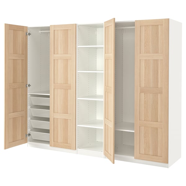 Ein ikea PAX Kleiderschrank mit hellen Eichentüren. Es verfügt über verstellbare Regale und Fächer, einschließlich Netzschubladen für gefaltete Kleidung.