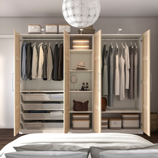 Offener Kleiderschrank mit Kleidung, Regalen, Soft-Close-Türen, Beleuchtung