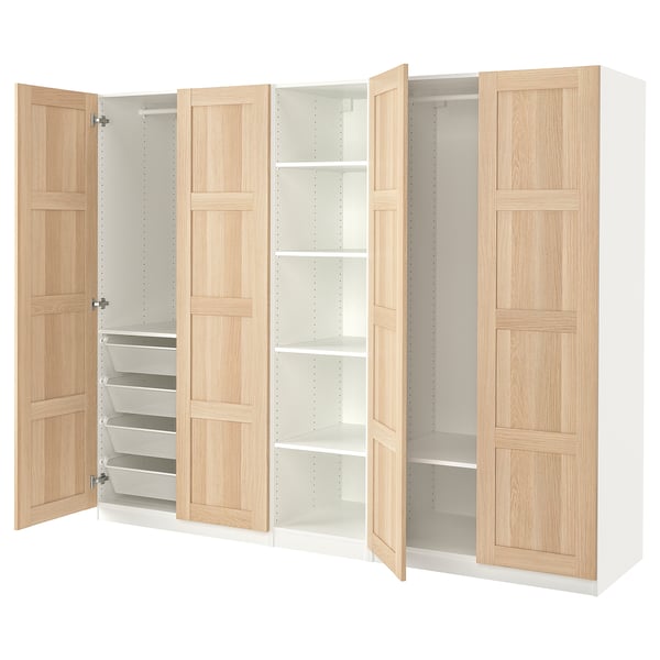 Ikea PAX Kleiderschrank: helles Holz und weiß, hoch mit Regalen, Schubladen und Hängefläche für Kleidung. Modernes, funktionales Design.