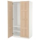 Ein offener ikea PAX Kleiderschrank. Es ist hellbeige mit Holzpaneelen, einem weißen Interieur und zwei verstellbaren Regalen.