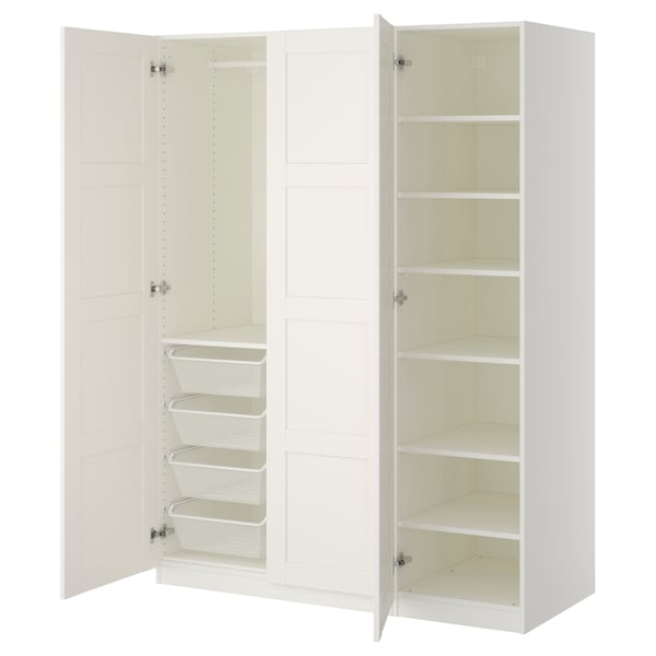 Ein weißer PAX-Kleiderschrank mit offenen Türen, Netzkörben und mehreren Regalen.