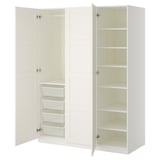 Ein weißer PAX-Kleiderschrank mit offenen Türen, Netzkörben und mehreren Regalen.
