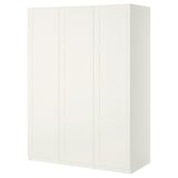 Ein weißer PAX-Kleiderschrank mit einem schlanken, modernen Design. Es sind nahtlose Paneele und eine rechteckige Form, die sich perfekt zum Organisieren von Kleidung und Accessoires eignet.
