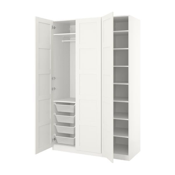 Weißer PAX-Kleiderschrank mit offenen Türen, die Lagerregale und Körbe zeigen.