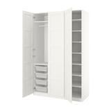 Weißer PAX-Kleiderschrank mit offenen Türen, die Lagerregale und Körbe zeigen.