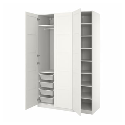 Ein offener weißer PAX-Kleiderschrank mit Netzschubladen und Regalen.