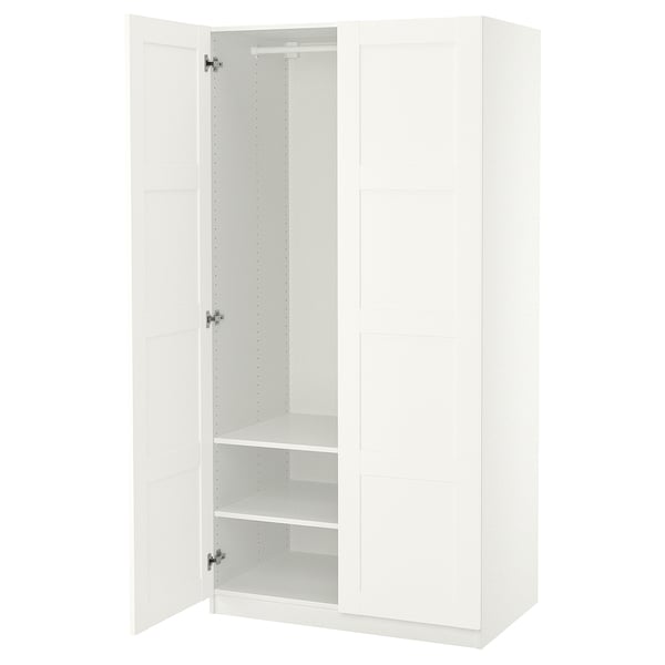 Ein weißer Ikea PAX-Kleiderschrank mit einer offenen Tür, der leere Regale und eine Hängestange freigibt.