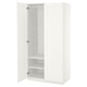 Ein weißer Ikea PAX-Kleiderschrank mit einer offenen Tür, der leere Regale und eine Hängestange freigibt.