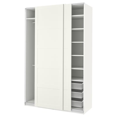 Ein weißer Ikea PAX-Kleiderschrank mit Schiebetüren und Regalen.